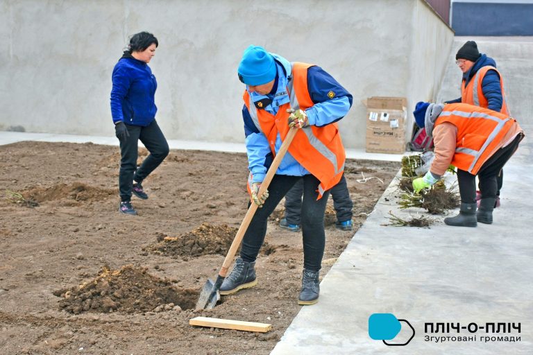100 троянд для Снігурівки від Чортківської громади