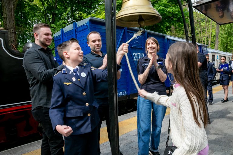 Діти з прифронтових громад Дніпропетровщини відвідали Київську дитячу залізницю