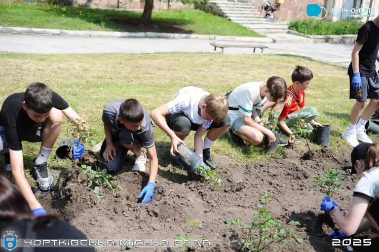50 троянд на згадку: діти з громад-форпостів створили свою клумбу миру у Чорткові