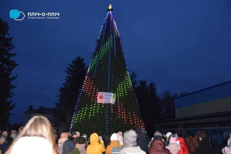 Ялинка з Торецька засяяла на площі у Ружині