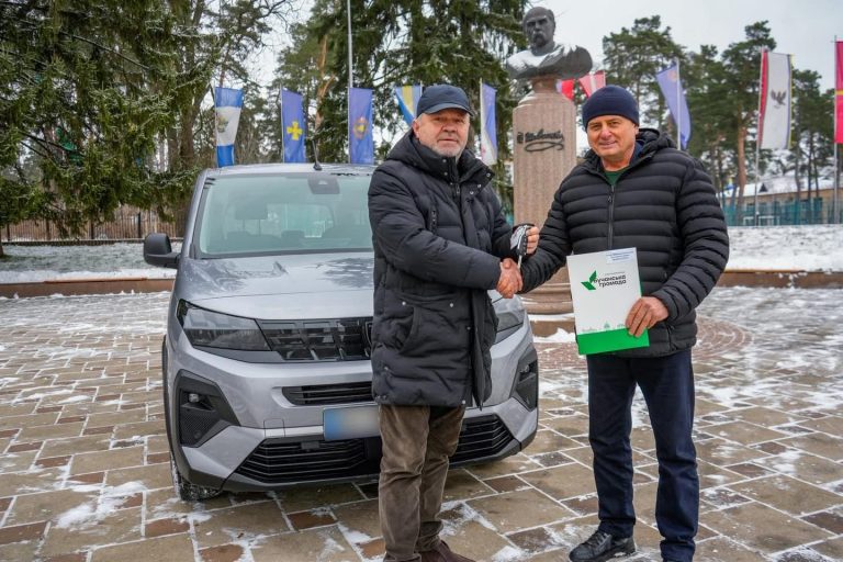 Буча передала авто громаді з Запорізької області