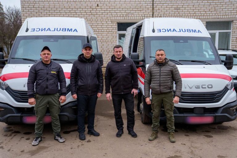 Прифронтові громади Херсонщини отримали броньовані автівки