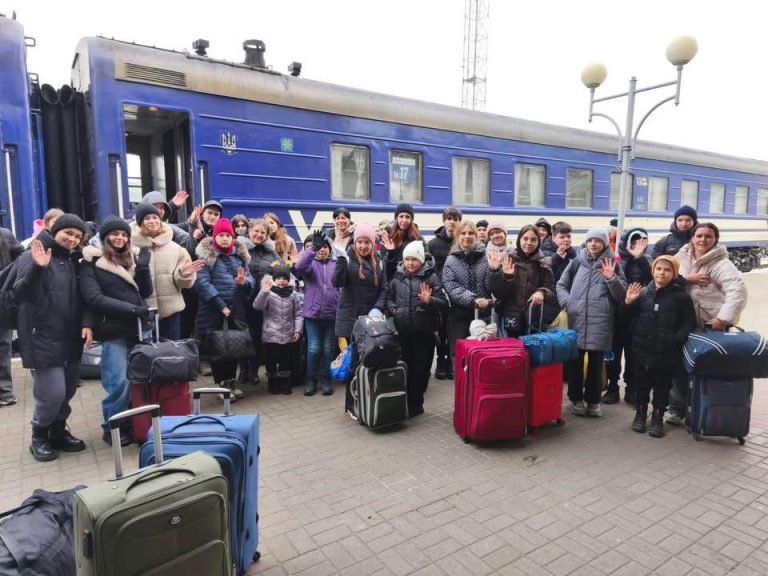 Тилові громади не втомлюються створювати для дітей із прифронтових громад простори турботи та безпеки.